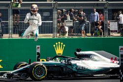 Ganador de la pole Lewis Hamilton, Mercedes-AMG F1 celebra en parc ferme