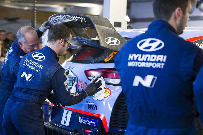 Hyundai Motorsport mechanics at work