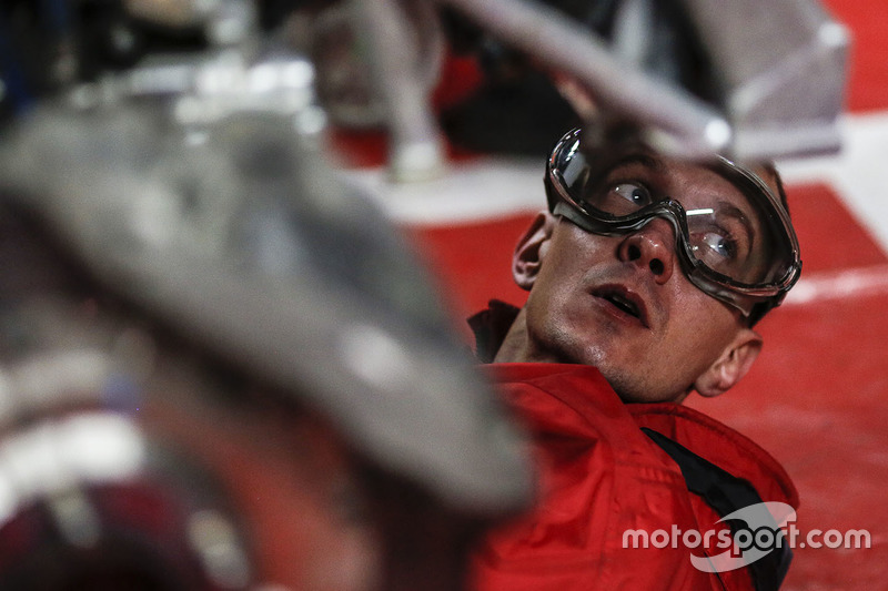 Citroën World Rally Team mechanic at work