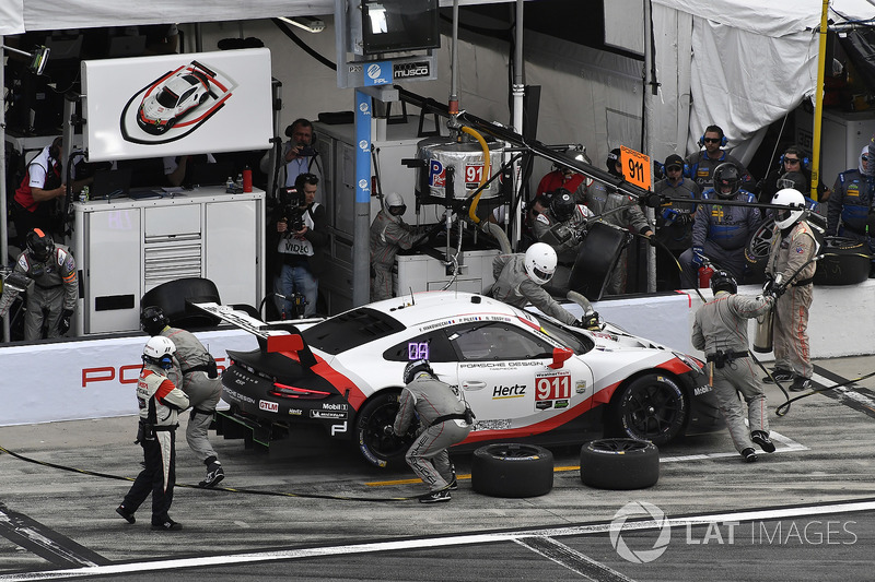 #911 Porsche Team North America Porsche 911 RSR, GTLM: Patrick Pilet, Nick Tandy, Frédéric Makowiecki pit stop