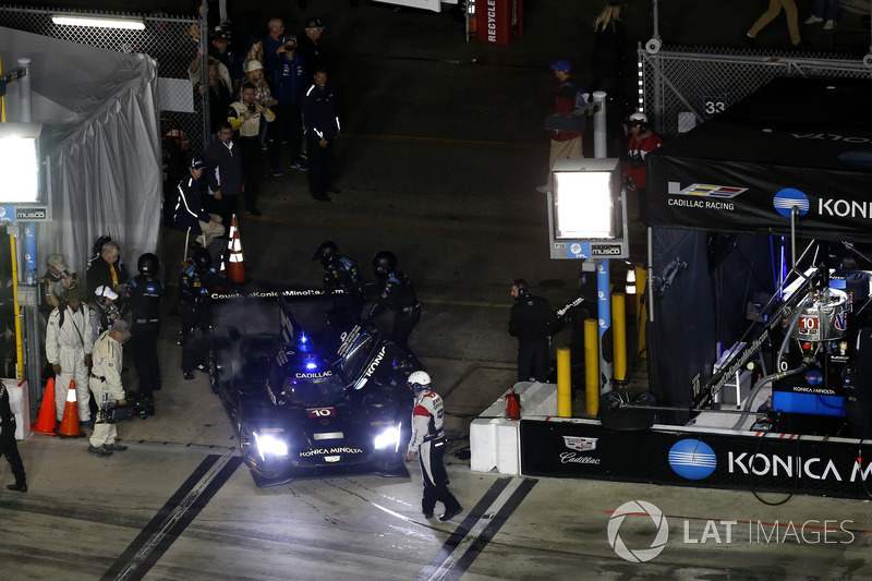 #10 Wayne Taylor Racing Cadillac DPi: Jordan Taylor, Renger Van Der Zande, Ryan Hunter-Reay goes back to the garage