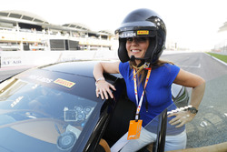 Geri Horner si prepara per un Hot Lap in una Aston Martin Vanquish S guidata dal marito Christian Horner