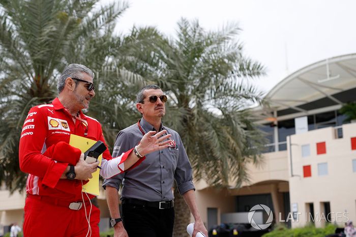 Maurizio Arrivabene, director del equipo Ferrari y Guenther Steiner, director del equipo de Haas F1