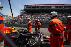 Les commissaires dégagent la voiture endommagée de Max Verstappen, Red Bull Racing RB14