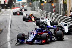 Brendon Hartley, Toro Rosso STR13, devant Lance Stroll, Williams FW41, Marcus Ericsson, Sauber C37, et Max Verstappen, Red Bull Racing RB14