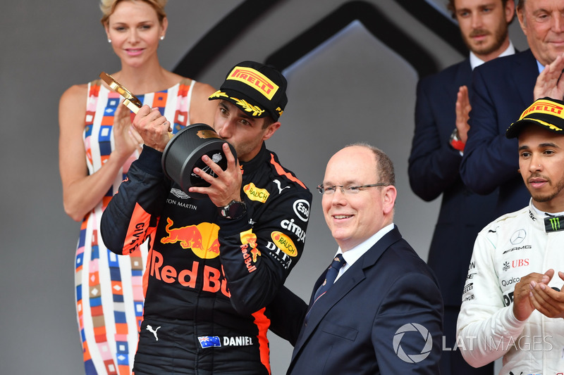 Il vincitore della gara Daniel Ricciardo, Red Bull Racing festeggia sul podio con HSH Principe Alberto di Monaco