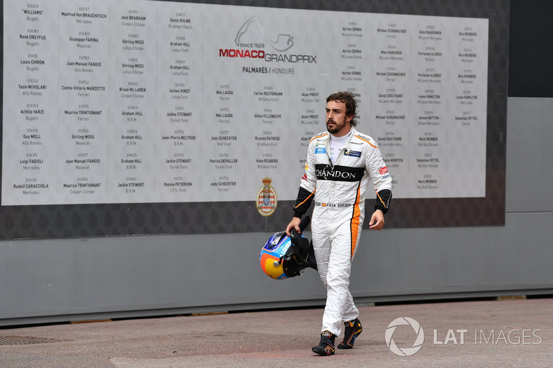 El retirado de la carrera Fernando Alonso, McLaren camina