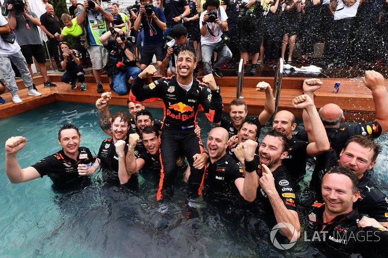 El ganador de la carrera Daniel Ricciardo, Red Bull Racing celebra con el equipo en la piscina Red Bull Energy Station