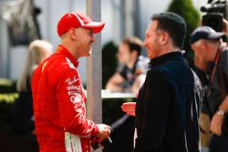 Stoffel Vandoorne, McLaren, parla con Christian Horner, Team Principal, Red Bull Racing