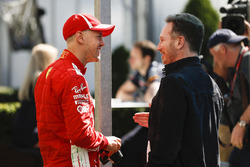 Stoffel Vandoorne, McLaren, parla con Christian Horner, Team Principal, Red Bull Racing