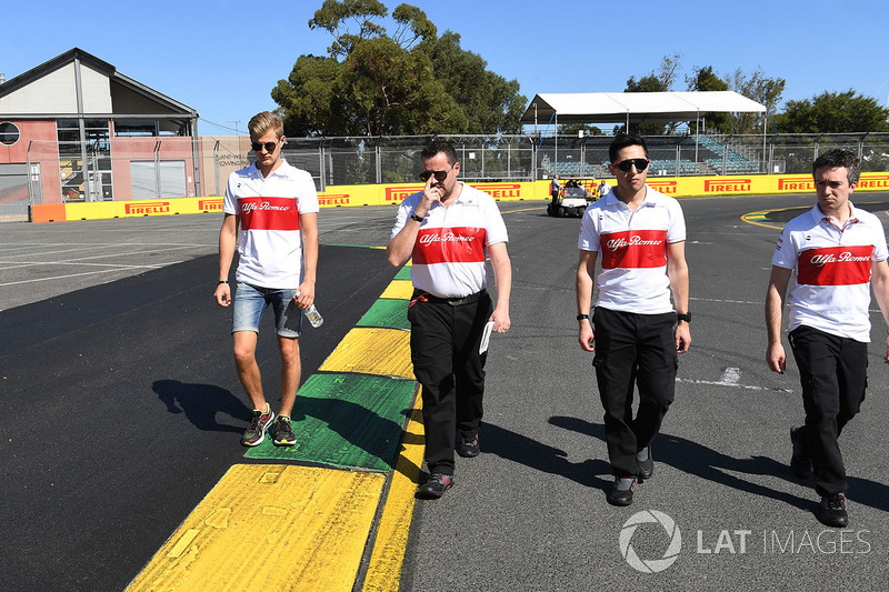 Marcus Ericsson, Alfa Romeo Sauber F1 Team, cammina lungo il circuito