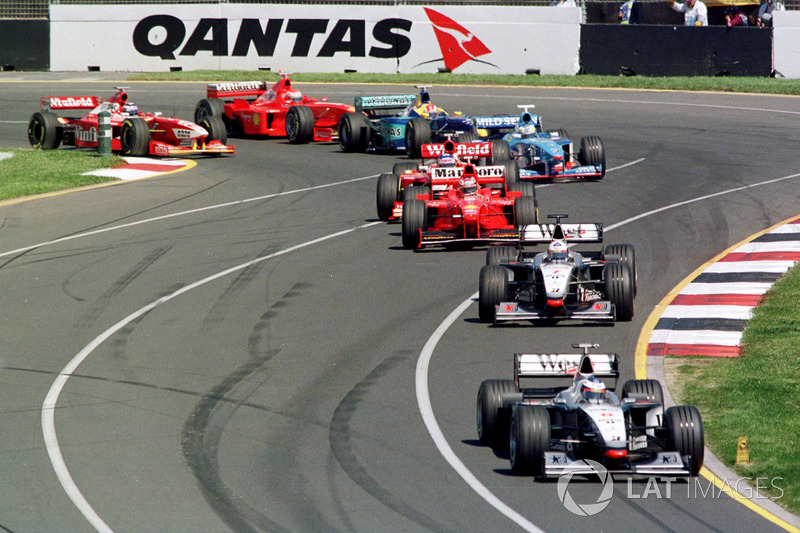 Mika Hakkinen, McLaren, devant David Couthard, McLaren, au départ du Grand Prix