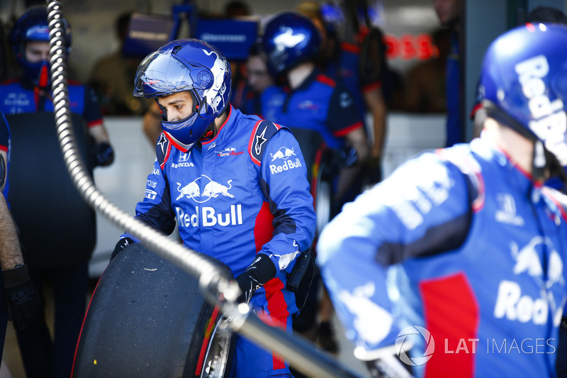 Mekanik pit Toro Rosso