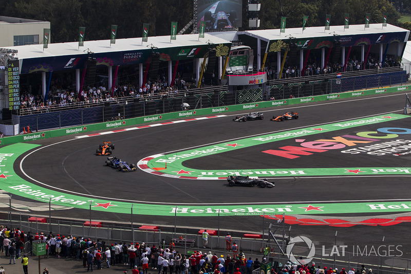 Romain Grosjean, Haas F1 Team VF-17 y Fernando Alonso, McLaren MCL32