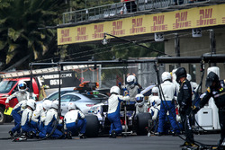 Marcus Ericsson, Sauber C36 makes a pitstop