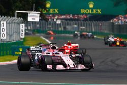 Sergio Perez, Sahara Force India F1 VJM10, Kimi Raikkonen, Ferrari SF70H