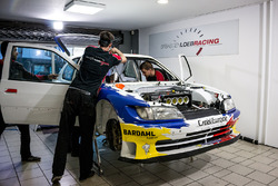 La Peugeot 306 Maxi en phase d'assemblage dans les ateliers du Sébastien Loeb Racing