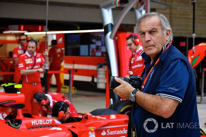 Giorgio Piola trabajando en el pit lane de F1
