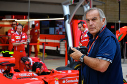 Giorgio Piola travaille dans la pitlane F1
