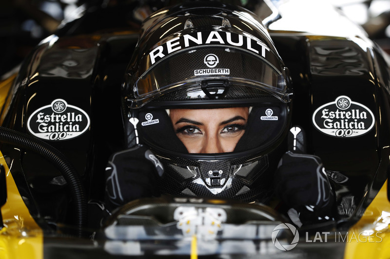 Aseel Al-Hamad, 2012 Lotus E20 Renault F1 aracını kullanıyor