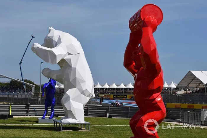 Escultura en el pitlane