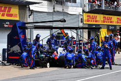 Pierre Gasly, Scuderia Toro Rosso STR13 pit stop