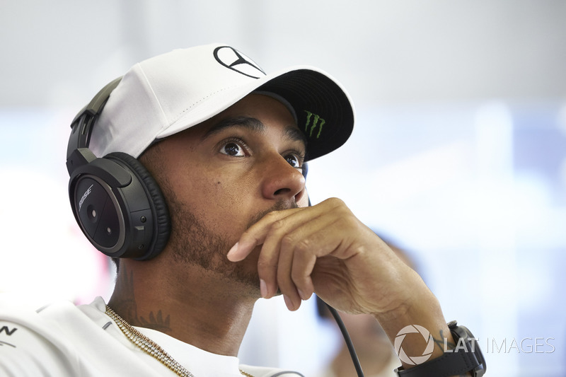 Lewis Hamilton: "Você se prepara todo final de semana, eles te levam na primeira curva e só dão cinco segundos de penalidade... É como se eles parassem você na estrada por ir rápido demais e a polícia lhe dissesse que você pode continuar."