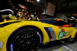 #64 Corvette Racing Chevrolet Corvette C7.R: Oliver Gavin, Tommy Milner, Marcel Fassler, crew