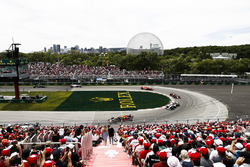 Max Verstappen, Red Bull Racing RB14, voor Lewis Hamilton, Mercedes AMG F1 W09, Daniel Ricciardo, Red Bull Racing RB14, en Kimi Raikkonen, Ferrari SF71H