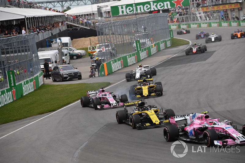 Esteban Ocon, Force India VJM11 y Nico Hulkenberg, Renault Sport F1 Team R.S. 18