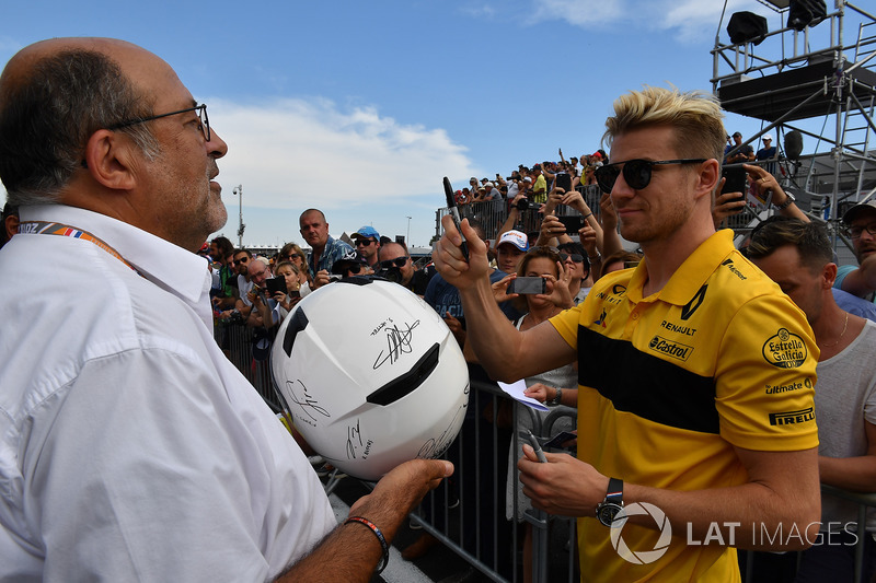 Nico Hulkenberg, Renault Sport F1 Team signs autographs for the fans