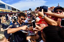 Daniel Ricciardo, Red Bull Racing signs autographs for the fans