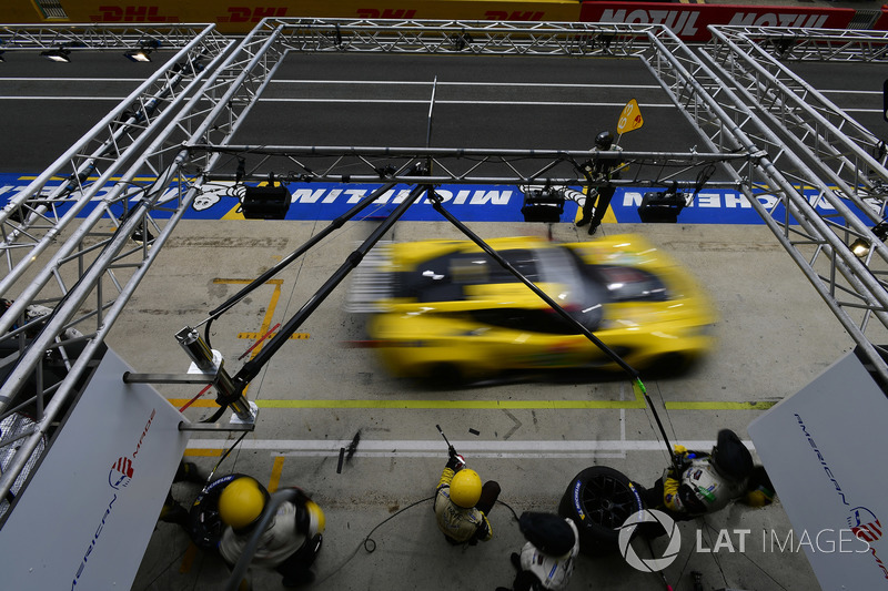 #63 Corvette Racing Chevrolet Corvette C7.R: Jan Magnussen, Antonio Garcia, Mike Rockenfeller, pit stop