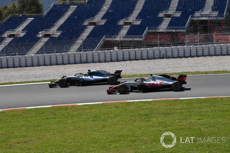 Lewis Hamilton, Mercedes-AMG F1 W09 and Romain Grosjean, Haas F1 Team VF-18