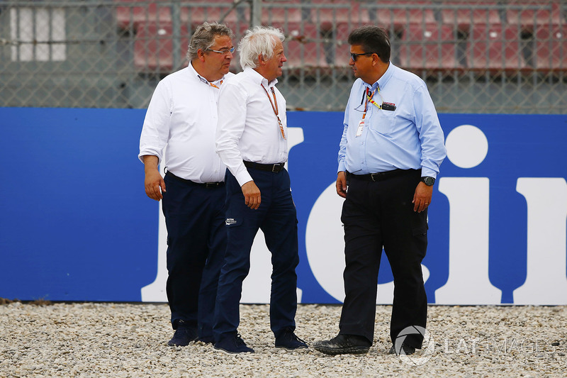 Charlie Whiting, Race Director, FIA, inspect damage to barriers caused by Brendon Hartley, Toro Rosso STR13