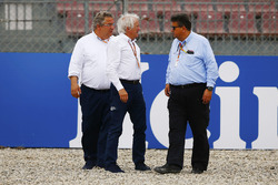 Charlie Whiting, Race Director, FIA, inspecteert de schade na de crash van Brendon Hartley, Toro Rosso STR13