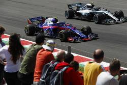 Valtteri Bottas, Mercedes AMG F1 W09, passes Pierre Gasly, Toro Rosso STR13