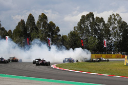 Авария: Ромен Грожан, Haas F1 Team VF-18, Нико Хюлькенберг, Renault Sport F1 Team RS18, и Пьер Гасли, Toro Rosso STR13