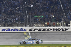 Kevin Harvick, Stewart-Haas Racing, Ford Fusion Busch Light prende la bandiera a scacchi