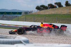 Daniel Ricciardo, Red Bull Racing RB14 crashes in FP1