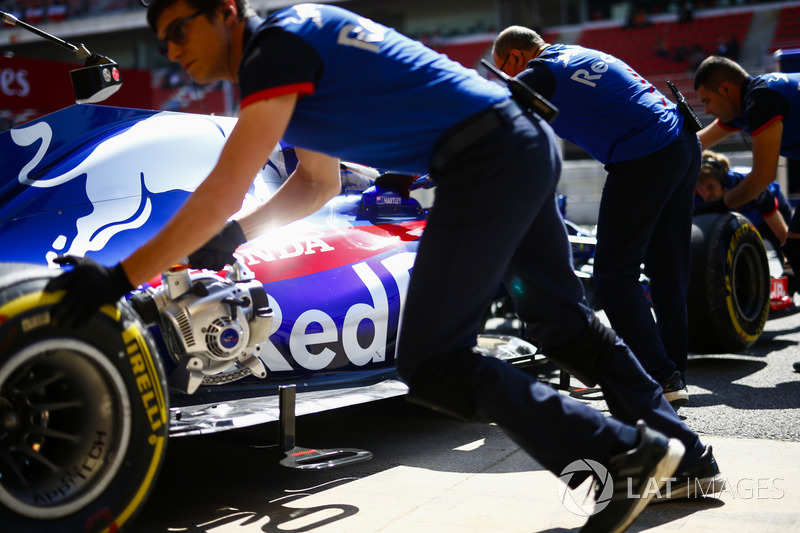 Engineers move the car of Brendon Hartley, Toro Rosso STR13