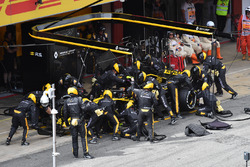 Carlos Sainz Jr., Renault Sport F1 Team R.S. 18 pitstop