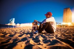 Lewis Hamilton, Mercedes-Benz F1 con Roscoe en la playa