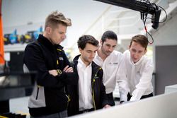 INFINITI Engineering Academy: Die jungen Ingenieure besprechen sich mit Nico Hülkenberg