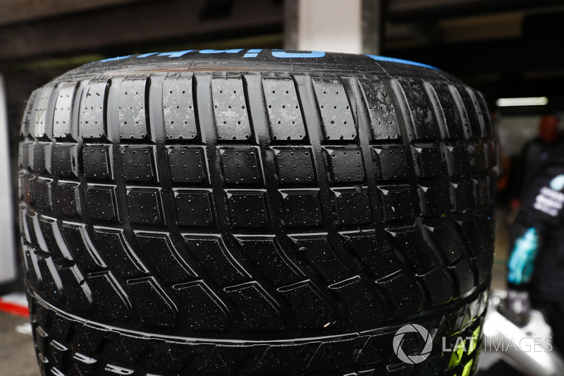 Un neumático mojado Pirelli