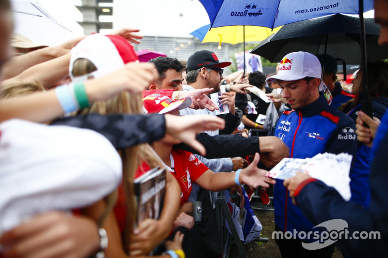 Pierre Gasly, Toro Rosso, signs autographs for fans