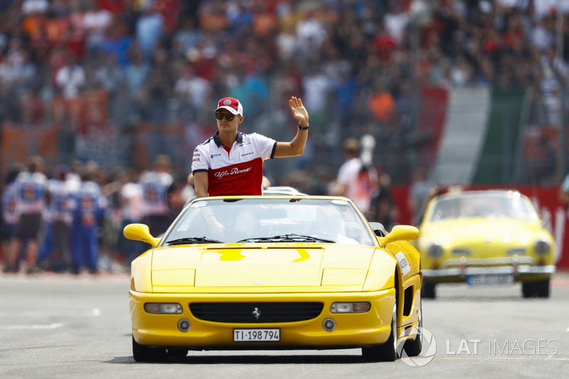 Marcus Ericsson, Sauber, mengikuti parade pembalap