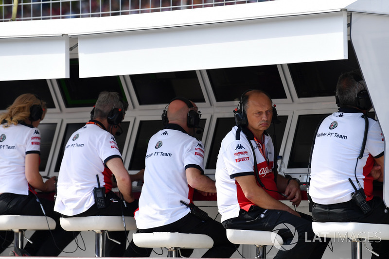 Frédéric Vasseur, team principal Sauber, sur le muret des stands