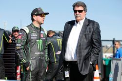 Kurt Busch, Stewart-Haas Racing, Ford Fusion Monster Energy / Haas Automation Mike Helton