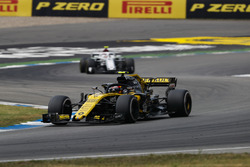 Carlos Sainz Jr., Renault Sport F1 Team R.S. 18, leads Charles Leclerc, Sauber C37